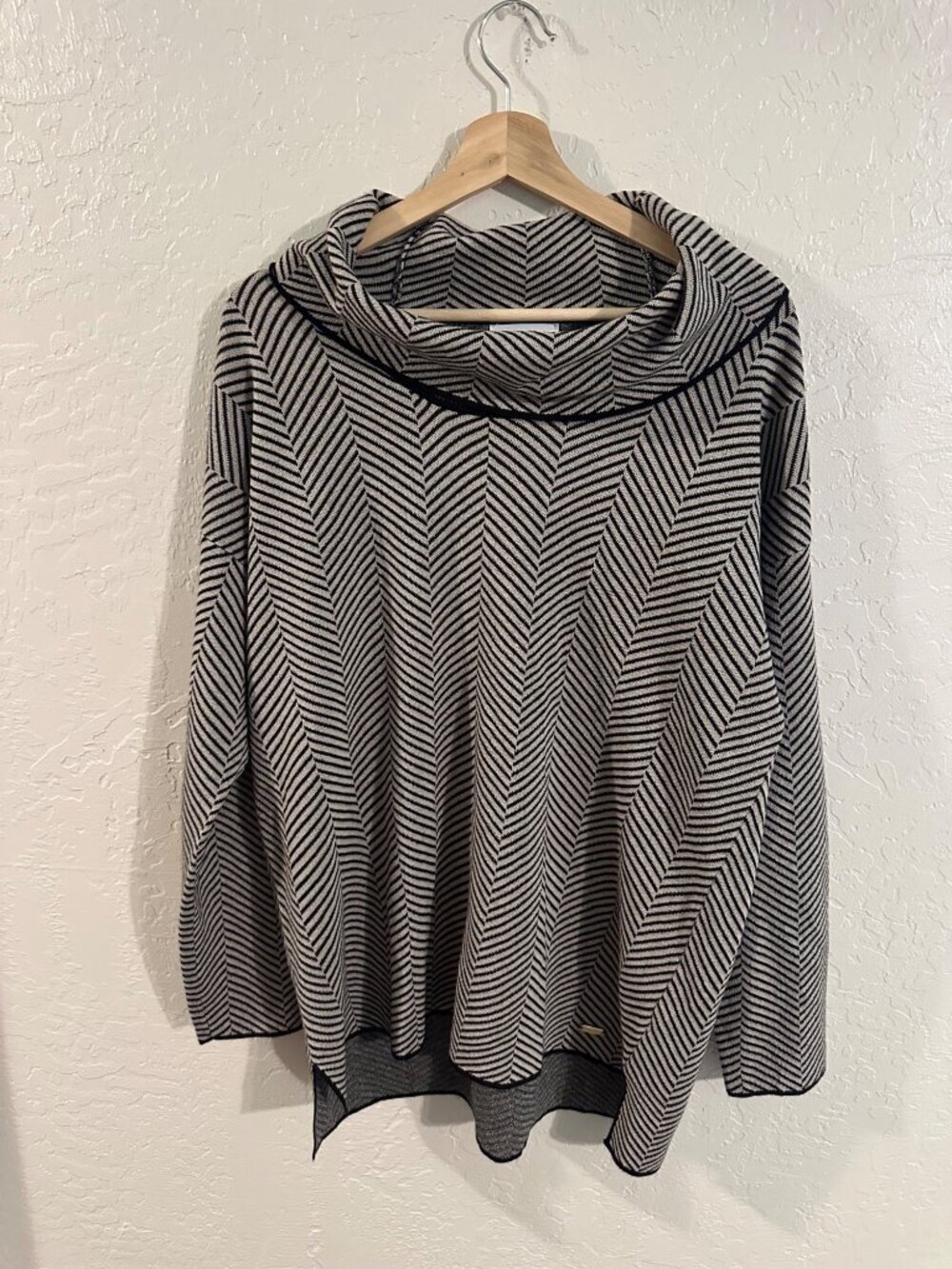 Calvin Klein Cowl Neck Black & White Herringbone Long Sleeved Sweater - Picture 2 of 12